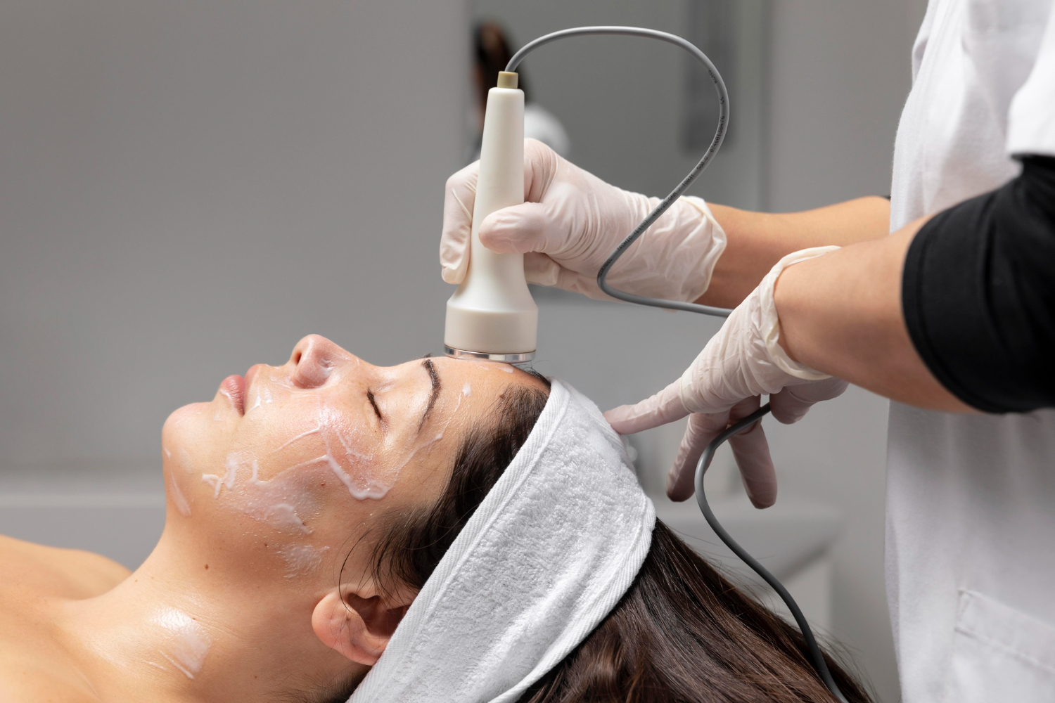 What Is A Hydrafacial? Benefits, Procedure And Results Explained